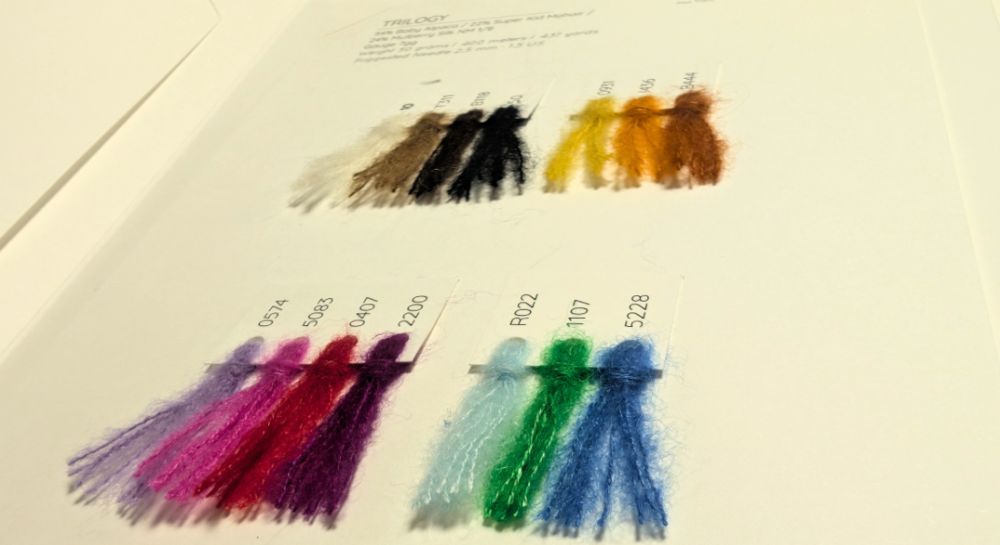 Trilogy en Color Card